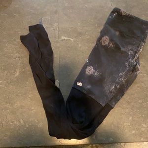 ALO Yoga goddess legging Size M, flattering, fun color-Smoke/Black